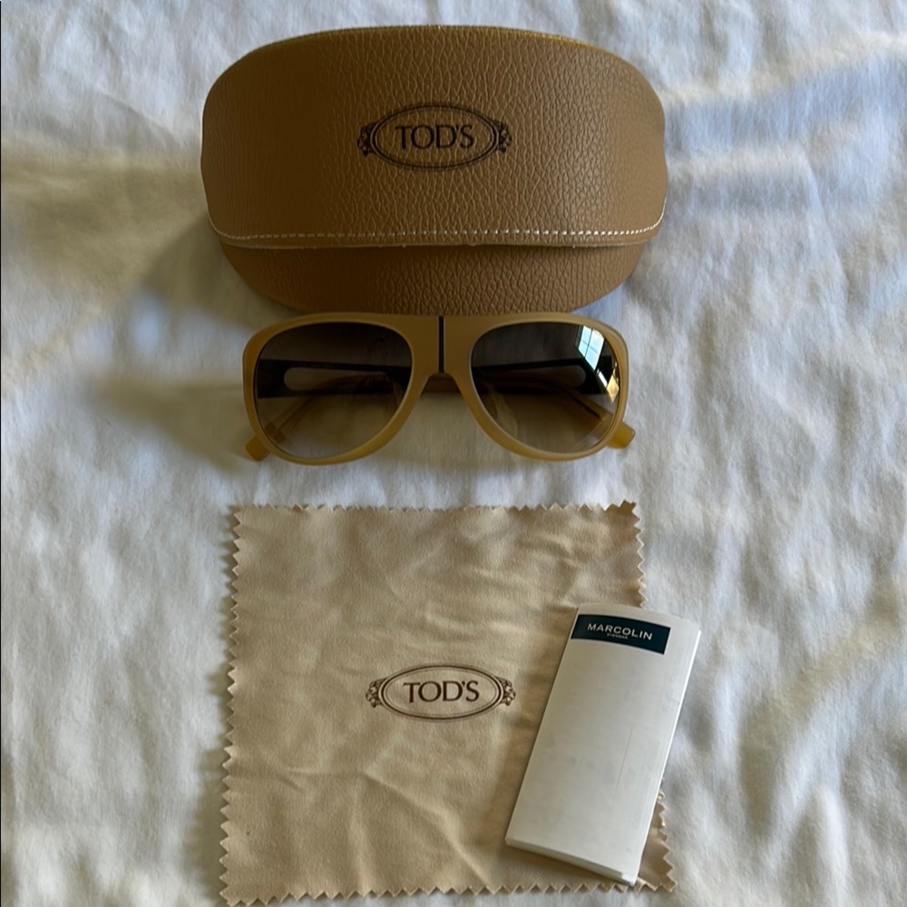 TOD’s Camel/Brown driving Sunglasses with Case